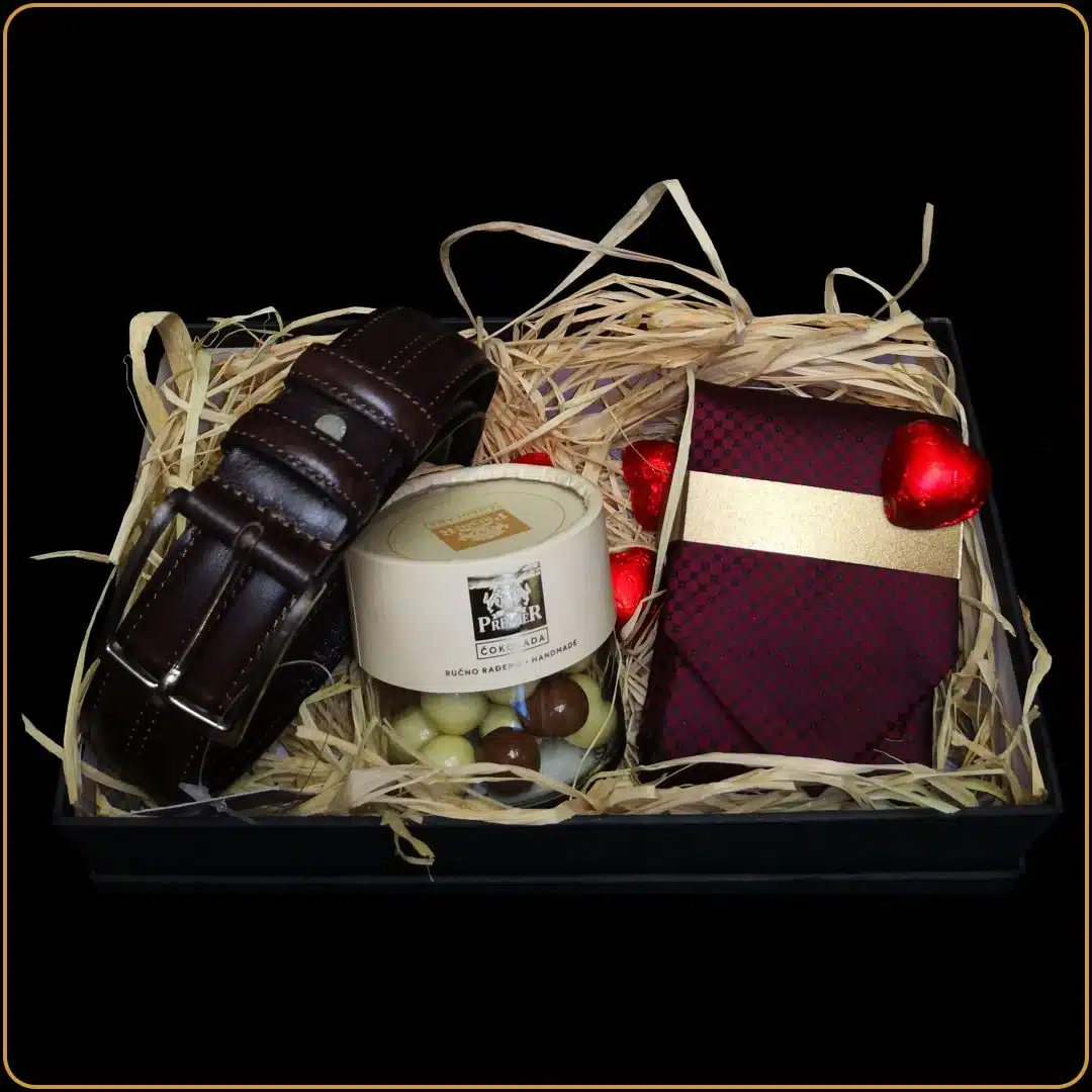 poklon set za muškarca sa kožnim kaišem, kravatom i slatkišima u crnoj kutiji