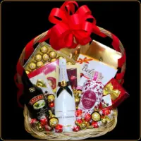 poklon korpa afrodita sa moet šampanjcem, baileysom i ginom