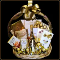 poklon korpa bottega gold sa lindt i ferrero čokoladama za ženu