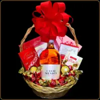 poklon korpa casal mendes za ženu ili devojku sa rosé vinom za rođendan ili posebnu priliku