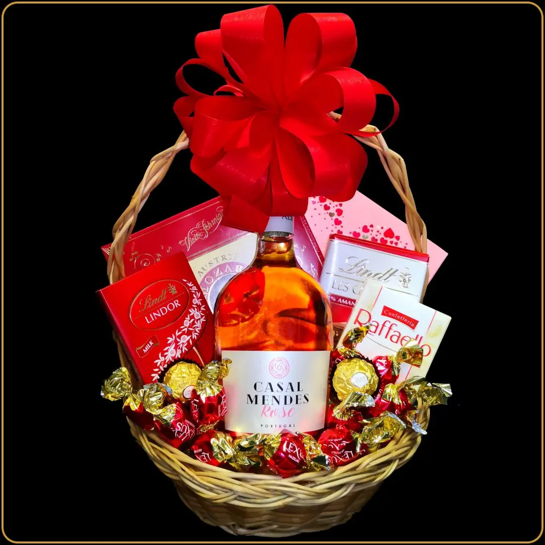 poklon korpa casal mendes za ženu ili devojku sa rosé vinom za rođendan ili posebnu priliku