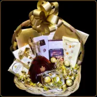 poklon korpa courvoisier xo konjak sa čašama i čokoladama