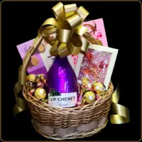 poklon korpa jp chenet cassis za žene i devojke sa vinom za rođendan ili posebnu priliku