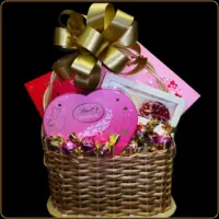 poklon korpa lindt srce sa čokoladama za devojku