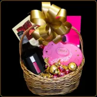 poklon korpa pink selection za ženu sa vinom i lindt čokoladama za rođendan ili godišnjicu