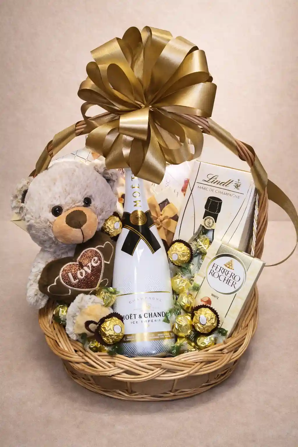 poklon korpa za 8 mart sa Moet sampanjcem i medom