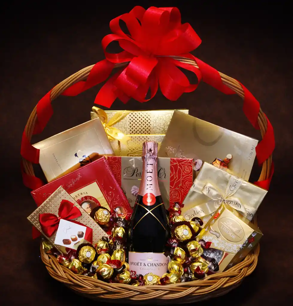 premium poklon korpa sa moet rose sampanjcem i luksuznim cokoladama