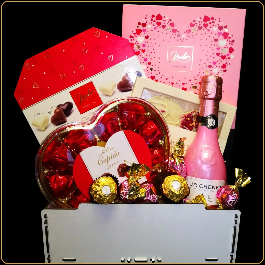 poklon gajbica sa jp chenet rose vinom i čokoladama