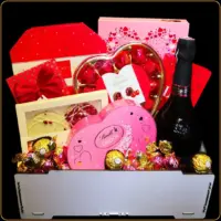 poklon gajbica sa chenet šampanjcem i čokoladama u obliku srca