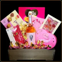 Poklon gajbica Radacini Rose sa vinom i čokoladama