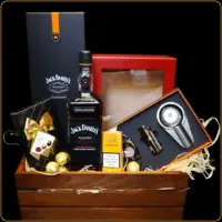 Poklon gajbica sa jack daniels sinatra viskijem i hjumidorom u drvenoj ambalaži