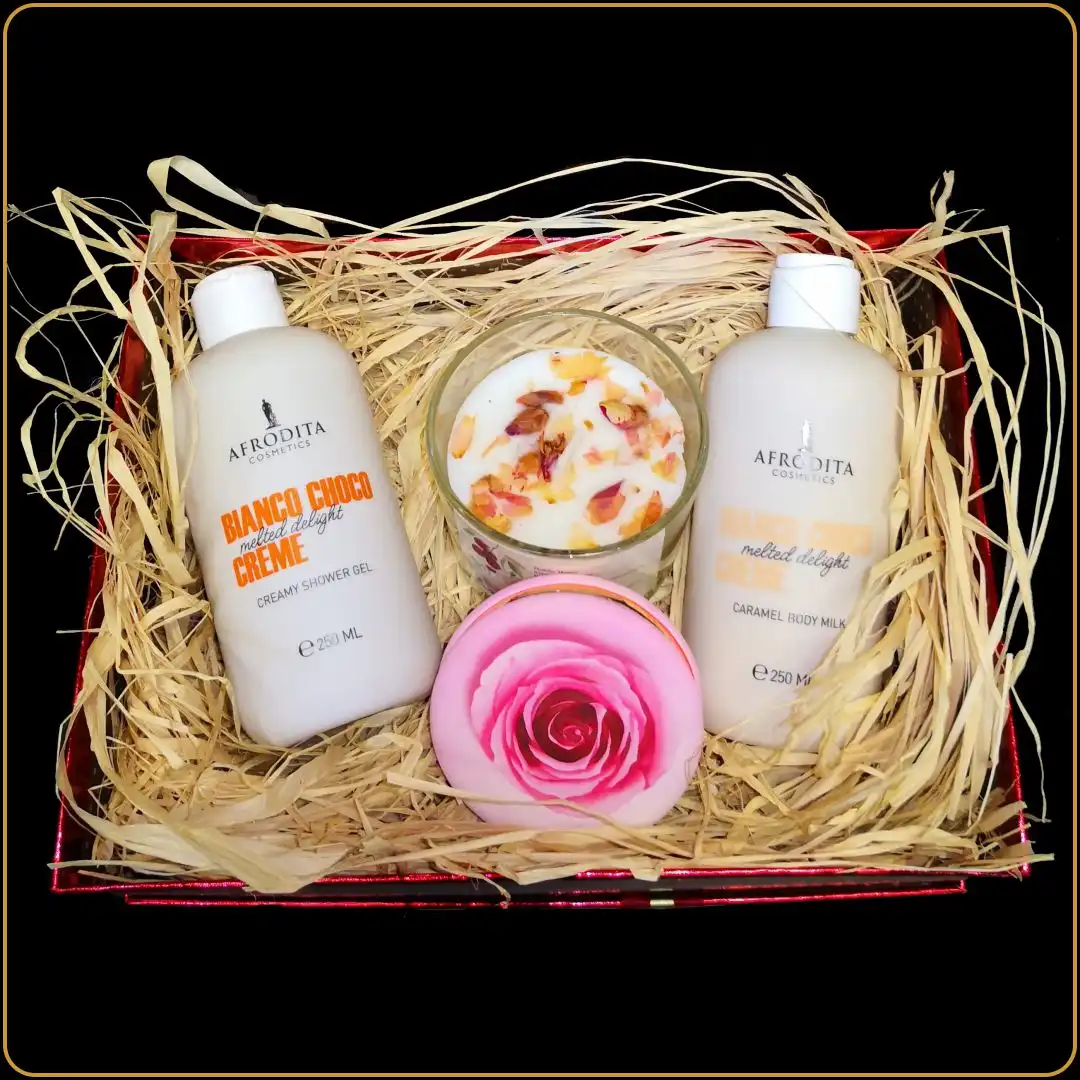 poklon set sa kozmetikom svećom i ogledalcetom u kutiji