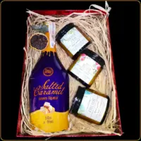 poklon set sveća sa likerom i dekorativnim svecama u kutiji