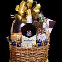 Novogodišnji poklon Ballantines sa Ballantine’s Finest viskijem 0,7 l, čokoladama i pralinama u pletenoj korpi