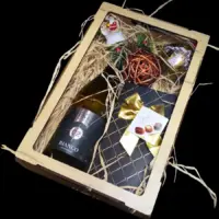 Novogodišnji poklon Bianco sa Tenuta Bianco Chardonnay vinom 0,75 l i snežnom kuglom u drvenoj gajbici