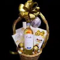 Novogodišnji poklon Cielo Grigio sa Cielo Pinot Grigio vinom 0,75 l, čokoladama i pralinama u pletenoj korpi