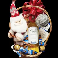 Novogodišnji poklon Cielo sa Cielo Pinot Grigio vinom 0,75 l, čokoladama i velikim plišanim Deda Mrazom u pletenoj korpi