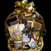 Novogodišnji poklon Courvoisier sa Courvoisier VSOP Cognac 0,7 l, čokoladama, bombonjerama i pralinama u pletenoj korpi