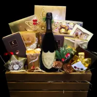 Novogodišnji poklon Dom Perignon sa Dom Perignon Vintage šampanjcem 0,75 l, čokoladama i pralinama u drvenoj gajbici