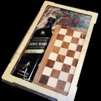 Novogodišnji poklon Double Black sa Johnnie Walker Double Black viskijem 0,7 l i drvenim šahom u drvenoj gajbici