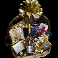 Novogodišnji poklon Fantazija sa JP. Chenet Divine Muscat penušavim vinom, čokoladama i zlatnom dekoracijom