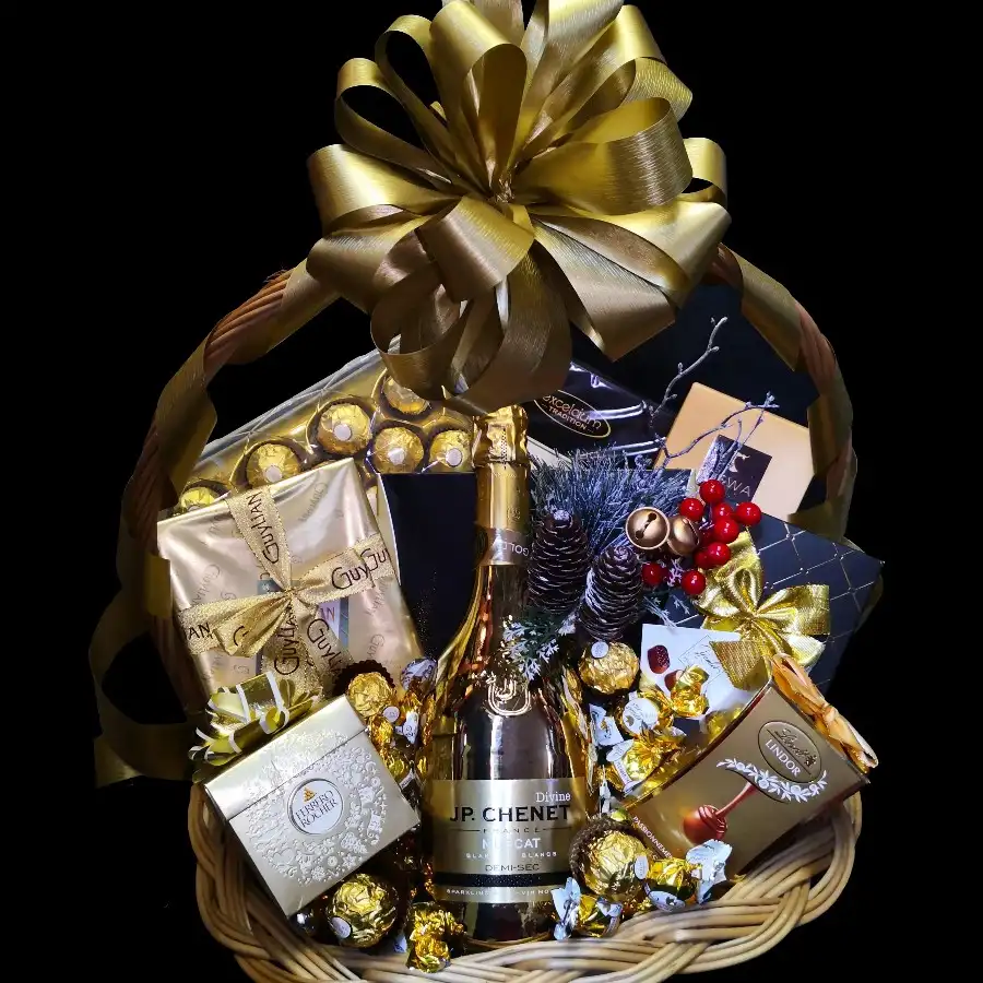 Novogodišnji poklon Fantazija sa JP. Chenet Divine Muscat penušavim vinom, čokoladama i zlatnom dekoracijom