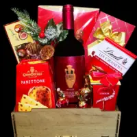 Novogodišnji poklon Feelings sa Imperial Vin Amphora Reserve Merlot vinom, Panettoneom, čokoladama i pralinama u drvenoj gajbici