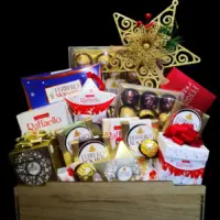 Novogodišnji poklon Ferrero sa Ferrero i Raffaello čokoladama u drvenoj gajbici i zlatnim prazničnim detaljima