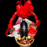 Novogodišnji poklon Grazia sa Freixenet Chianti 0,75 l, čokoladama i crvenim prazničnim detaljima