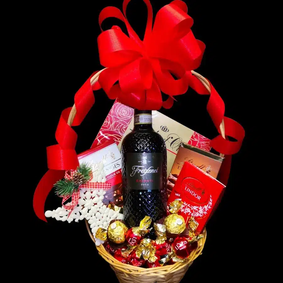 Novogodišnji poklon Grazia sa Freixenet Chianti 0,75 l, čokoladama i crvenim prazničnim detaljima