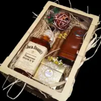 Novogodišnji poklon Honey sa Jack Daniel’s Tennessee Honey 0,7 l, José L. Piedra Cazadores cigarama i priborom za cigare u drvenoj gajbici