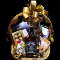 Novogodišnji poklon Jack sa Jack Daniel’s Old No. 7 viskijem 0,7 l, čokoladama i pralinama u pletenoj korpi