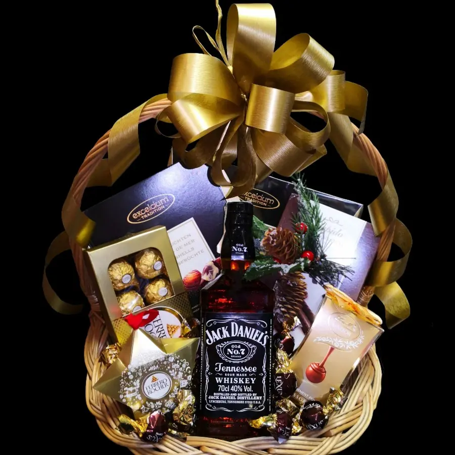 Novogodišnji poklon Jack sa Jack Daniel’s Old No. 7 viskijem 0,7 l, čokoladama i pralinama u pletenoj korpi