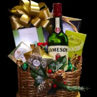 Novogodišnji poklon Jameson sa Jameson viskijem 0,7 l, čokoladama i pralinama u pletenoj korpi