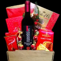 Novogodišnji poklon Maestro sa Montepulciano D’Abruzzo vinom 0,75 l, Panettoneom, čokoladama i pralinama u drvenoj gajbici