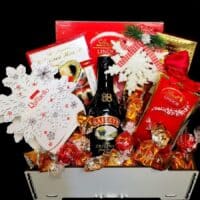 Novogodišnji poklon Mini Baileys sa Baileys Original Irish Cream 0,2 l, čokoladama i crveno-belim prazničnim detaljima