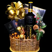 Novogodišnji poklon Nero sa Grand Sud Cabernet vinom 1 l, Excelcium i Premier čokoladama u pletenoj korpi