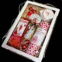 Novogodišnji poklon Pink Gin sa Beefeater Pink Strawberry ginom 0,7 l i keceljom sa srcima u drvenoj gajbici