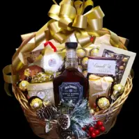 Novogodišnji poklon Single Barrel sa Jack Daniel’s Single Barrel Select viskijem 0,7 l, čokoladama, bombonjerama i pralinama u pletenoj korpi