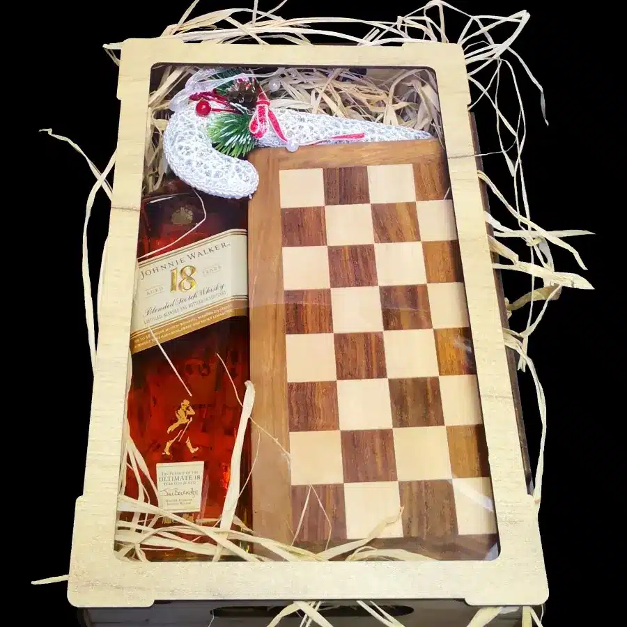 Novogodišnji poklon Ultimate 18 sa Johnnie Walker 18 viskijem 0,7 l i drvenim šahom u gajbici