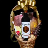Novogodišnji poklon Venezuela sa Tempranillo Viña Pinilla vinom 0,75 l i čokoladama u pletenoj korpi