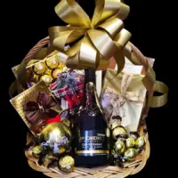 Novogodišnji poklon Zvezda sa JP. Chenet Divine Chardonnay Brut 0,75 l, čokoladama i zlatno-braon prazničnim detaljima