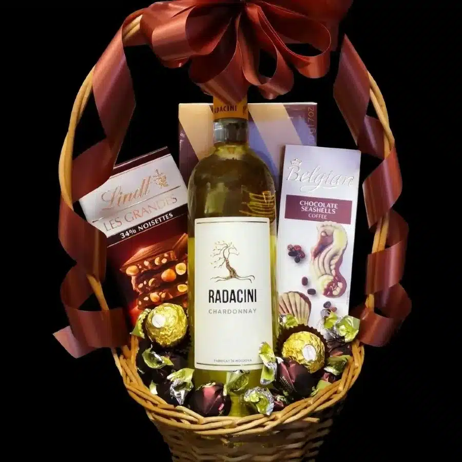 Poklon za slavu Chardonnay u pletenoj korpi sa Radacini belim vinom, Bajaderom, Lindt čokoladom i slatkišima
