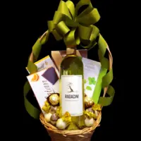 Poklon za slavu Radacini u pletenoj korpi sa Chardonnay belim vinom, Lindt čokoladom, Cupido štapićima sa mentom i Belgian čokoladom sa narandžom