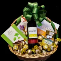 Poklon za slavu Tinto u pletenoj korpi sa Adega de Pegões crvenim vinom, Jacobs kafom, Fontesa bombonjerom i tiramisu pralinama, sa zelenom mašnom