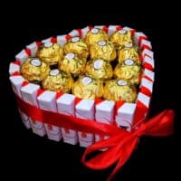 Poklon Kinder srce Mini sa Kinder čokoladicama i Ferrero Rocher kuglama u obliku srca