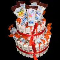 Poklon Kinder tortica sa Kinder proizvodima u dvoslojnom aranžmanu