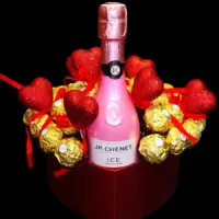 Ferrero Rocher buket sa JP Chenet Ice Edition rosé i crvenim srcima