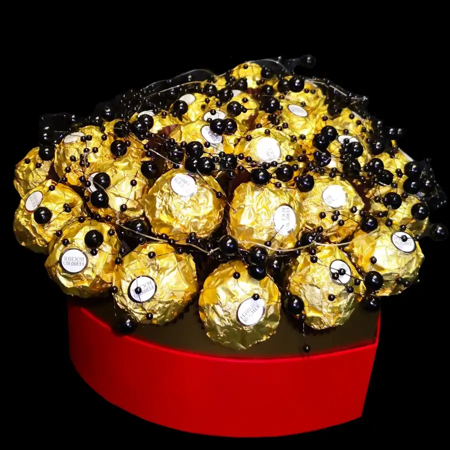 Ferrero Rocher buket Srce sa crvenom kutijom u obliku srca, bočni prikaz