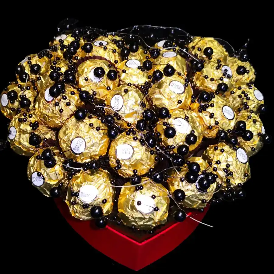 Ferrero Rocher buket Srce u crvenoj kutiji sa crnim dekorativnim perlama